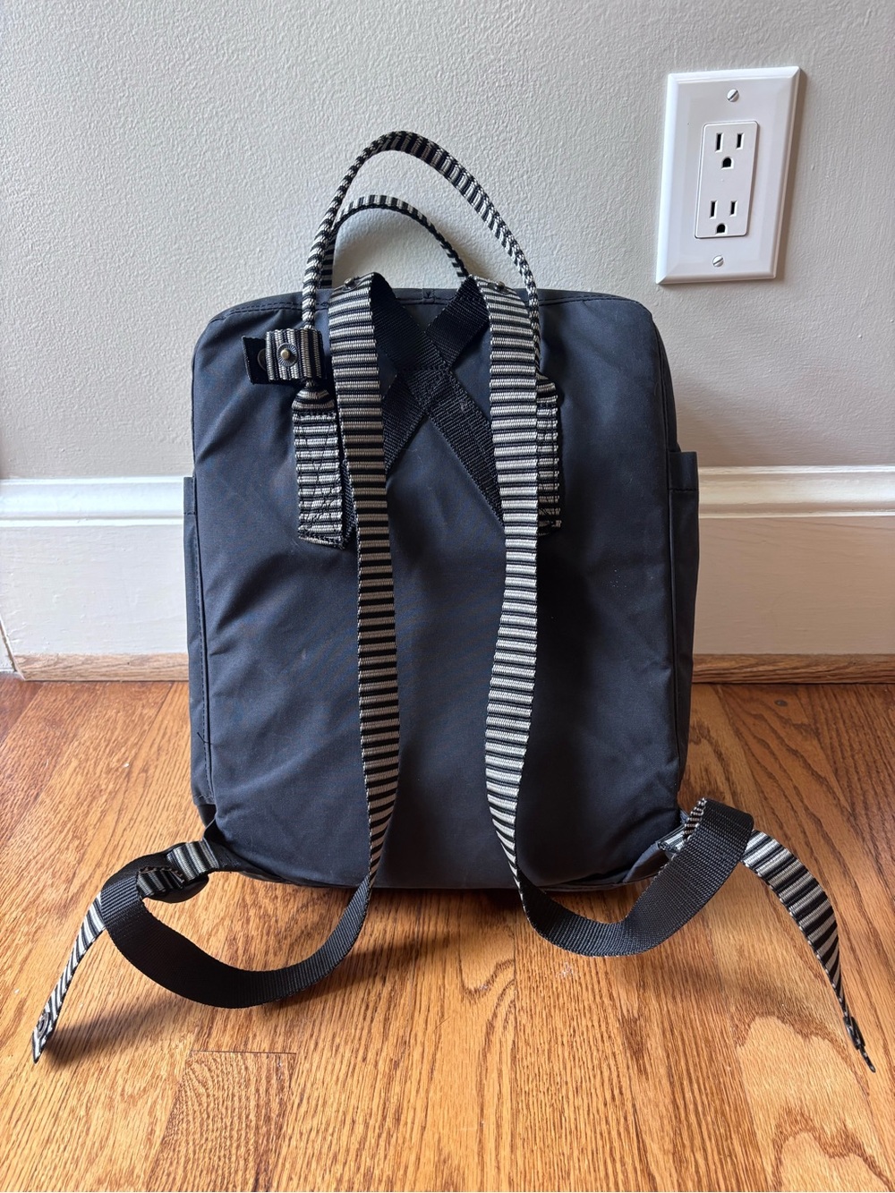 Kånken Black Backpack - Classic Daypack - Picture 2 of 10